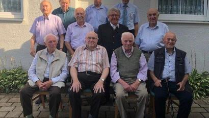 Bild: bjp
Zahlreiche langjährige Mitglieder des Trabitzer Männergesangvereins ehrte Vorsitzender Konrad Bauer (stehend, Zweiter von rechts). Seit 65 Jahren aktiv dabei sind Anton Hey und Hermann Bauer (sitzend, rechts und Dritter von rechts) sowie Anton Grausam (links, Mitte), seit 60 Jahren Josef Sloot (sitzend, Zweiter von rechts) und Heinrich Bauer (stehend, Zweiter von links).