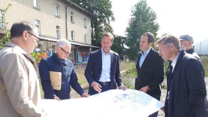 Bild: pz
Beim früheren Bahnhof auf der ehemaligen Bahntrasse, wo künftig die Bundesstraße 299 im Abschnitt Waldsassen und Kondrau verlaufen soll, informierten Vertreter des Bauamts Amberg-Sulzbach über den aktuellen Stand. Von links Bernd Sommer, Gerhard Kederer, Tobias Bäumler, Albert Rupprecht, Tobias Rupprecht und Karlheinz Hoyer.