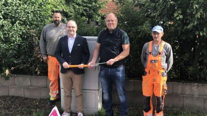 Bild: bjp
Gemeinsam mit Bauhofmitarbeitern weihten Bürgermeister Thorsten Hallmann (Zweiter von rechts) und Rainer Spiegel von der Telekom die Glasfaserleitungen für die Weiler der Gemeinde Schwarzenbach ein.