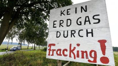 Archivbild: Holger Hollemann
Protest an der Ortsgrenze von Dudensen in Niedersachsen: Die Nachbarn der Förderanlagen fürchten Schadstoffbelastungen durch Fracking. Jetzt fordert die bayerische FDP, die Gasförderung auszubauen.