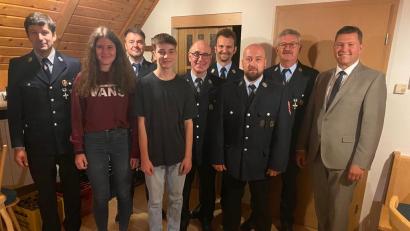 Bild: bey
Annalena Brey und Simon Stahl sind neue aktive Mitglieder der Feuerwehr Vöslesrieth. Über dieses Engagment freuen sich Vorstand und Bürgermeister Rainer Rewitzer.