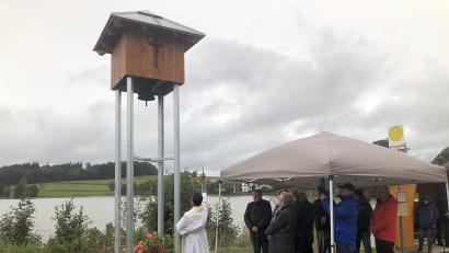 Bild: wro
Nach der Segnung brachte Pater James George die Glocke zum Läuten.