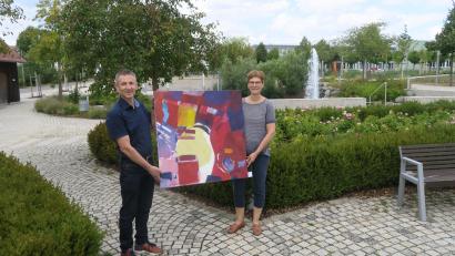 Bild: Sascha Rößler
Bürgermeister Albert Geitner (links) präsentiert mit Isabelle Prüfling das Gemälde mit dem Titel „Werner“.
