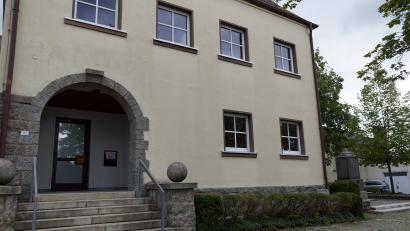 Bild: bkr
Das alte Schulgebäude steht leer. Es soll zum Haus der Vereine umgestaltet werden. Gleich rechts neben dem Eingang ist ein lang ungenutzt gebliebenes Trauungszimmer der Gemeinde. Das Mobiliar aus dem Trauungszimmer des ehemaligen Kolpinghauses wird dort seinen würdigen Platz finden.