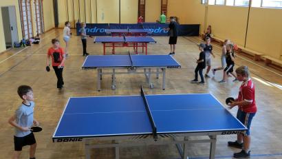 Bild: Andreas Kappl
Zwölf Kinder probieren sich bei der DJK Neuhaus im Tischtennis aus.