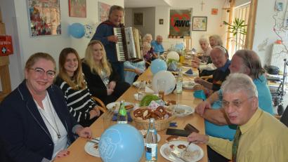 Bild: jr
AWO-Geschäftsführerin Heike Laube (links) und AWO-Kreisvorsitzender Edwin Ulrich (rechts) genossen gemeinsam mit den Bewohnern des „Betreuten Wohnens“ ein kleines Oktoberfest. Musik steuerte Alleinunterhalter Reinhold Schmid bei.