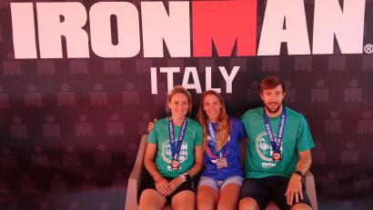 Bild: Hans Loos/exb
Claudia Mai, Heike Uhl und Johannes Loos (links) mit Finisher-Shirts und Medaillen nach dem Triathlon in Cervia.