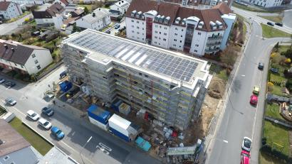 Luftbild: Nova Sedes Wohnungsbau eG
Nord-Ost-Ansicht des neuen, energieeffizienten Wohnriegels in der Pfeifferstraße in Weiden (Aufnahme von April). Auf dem Dach ist die Photovoltaik-Anlage mit 180 Modulen zu sehen.