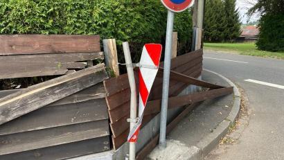 Bild: gz
Ein Brummifahrer aus Litauen meldete den von ihm verursachten Schaden aufgrund der Abwesenheit der Grundeigentümer eigenständig der Polizei.