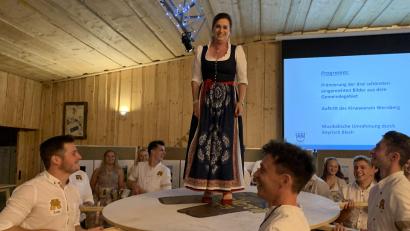 Bild: Konrad Kiener/exb 
Die Bürgermeisterin der Partnergemeinde aus Kärnten, Doris Liposchek, wird von den Kirwaburschen des Wernberger Kirwavereins auf der Schuhplattel-Platte getragen.