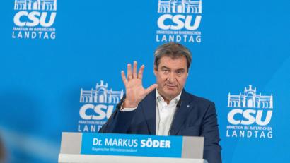 Bild: Nicolas Armer
Der bayerische Ministerpräsident Markus Söder (CSU) stellt Lehrern an Grundschulen und MIttelschulen eine Bezahlung nach A13 in Aussicht.