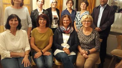 Bild: Irmi Bartl/exb
Bei der Neuwahl stellte sich das gesamte Vorstandsteam letztmalig für zwei weitere Jahre zur Verfügung: Maria Haubner, Ina Haubner, Vorsitzende Brigitte Rosenberger, Zweite Vorsitzende Waltraud Walter (sitzend, von links) sowie Bezirksleitung Inge Trottmann, Stephanie Förster, Stephanie Kink, Hedwig Kiesl, Rosa Albrecht und geistlicher Beirat Pater Antony (stehend, von links).