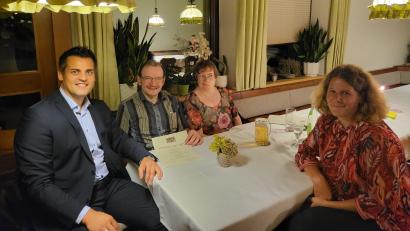 Bild: Stadt Oberviechtach/exb
Hans Markl freut sich zusammen mit seiner Gattin bei seinem Dienstjubiläum über die ehrenden Worte von Bürgermeister Rudolf Teplitzky und Alexandra Schmid vom Personalamt.