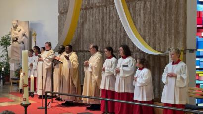 Bild: Andrea Egeter/exb
Pfarrvikar Dr. Edwin Ozioko (am Rednerpult) feiert sein 20-jähriges Priesterjubiläum.