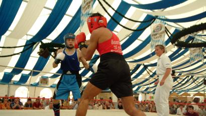 Archivbild: ref
Über Jahrzehnte hinweg gehörten die Boxkämpfe zum festen Programm der Amberger Dult. Der Boxclub Amberg will das nun wieder aufleben lassen.