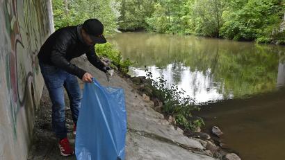Bild: Petra Hartl
Trotz des miesen Wetters zogen 22 Erwachsene und Kinder zum "World Cleanup Day" los, um Müll entlang der Vils zu sammeln.