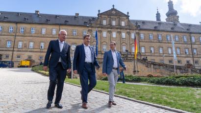 Bild: Nicolas Armer
Fraktionschef Thomas Kreuzer (von links, alle CSU), Ministerpräsident Markus Söder und Generalsekretär Martin Huber im Innenhof von Kloster Banz zu einer Pressekonferenz.