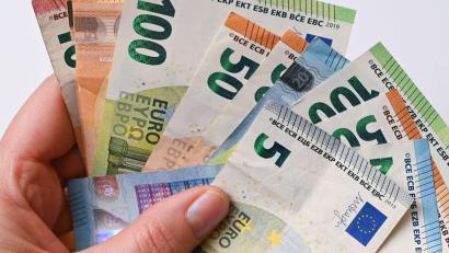 Symbolbild: Patrick Pleul/dpa
Viele Arbeitgeber haben bereits Corona-Prämien an ihre Beschäftigten gezahlt. Jetzt könnte eine Inflationsprämie folgen.