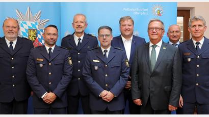 Bild: Wolfgang Steinbacher
Führungswechsel bei der Polizeiinspektion Amberg (von links: Polizeipräsident Norbert Zink, der neue PI-Chef Jürgen Dodell, Polizeivizepräsident Thomas Schöniger, der bisherige PI-Chef Thomas Lachner, stellvertretender Landrat Stefan Braun, Bürgermeister Martin Preuß, Personalratsvorsitzender Franz Eichenseher und Polizeirat Günter Grießhammer, stellvertretender Inspektionsleiter.