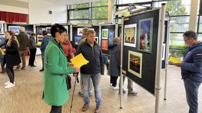 Bild: mor
Über einen guten Zuspruch freuten sich die Fotofreunde Eschenbach/Grafenwöhr bei ihrer Ausstellung im Foyer der Mehrzweckhalle.