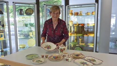 Bild: Tobias Reitmeier/exb
Helga Katrin Stano zeigt die neuen Leihgaben für die Steingutsammlung, ehe sie in die Vitrinen eingearbeitet werden.