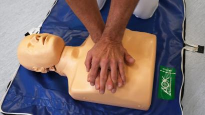 Bild: Klinikum/Dietl/exb
Wiederbelebung - wie geht das nochmal? Das Klinikum Amberg beteiligt sich mit einer Aktion auf dem Marktplatz an der Woche der Wiederbelebung.