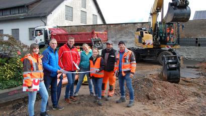 Bild: sm
Die Sanierung der Emmeram-Mark-Straße hat begonnen. Erneuert werden neben dem Kanal auch die Wasserleitung, diverse Versorgungsleitungen sowie die Straße selbst. Außerdem wird ein Leerrohr-System für den späteren Breitbandausbau verlegt.