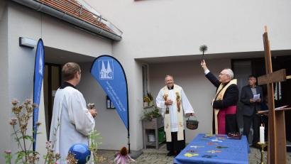 Bild: szl
Vor zwei Jahren schon wurde die barrierefreie Wohnanlage Haus St. Elisabeth in Tirschenreuth fertiggestellt. Corona verhinderte dann die Segnungsfeier. Jetzt wurde sie nachgeholt.