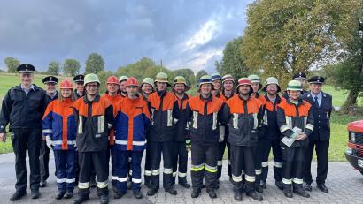Bild: sche
Zwei Löschgruppen der FF Aschach ( links mit dem Schiedsrichterteam und rechts ihre beiden Kommandanten) unterzogen sich der Leistungsprüfung der Bayerischen Feuerwehren.