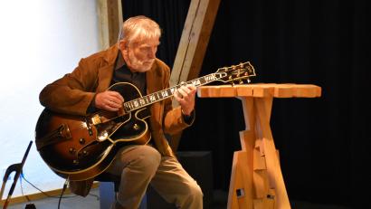 Bild: ubb
Alfred Hertrich ist einer der ganz großen Jazzmusiker der Region. Bei seiner Vernissage präsentierte er sich auch als Musiker und gab eine Kostprobe seines musikalischen Könnens.