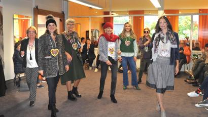 Bild: Maria Flor/exb
Ingeborg Fladerer (links) stellt mit ihren Mannequins bei der Herbst-Winter-Modenschau neben den aktuellen Modetrends auch passend zum Oktoberfest Landhaus- und Trachtenmode vor.