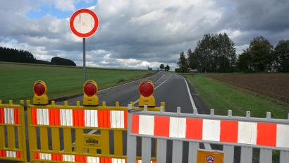 Bild: jr
Die Staatsstraße 2167 von Tirschenreuth nach Mähring bis kurz vor Poppenreuth ist noch bis 31. Oktober voll gesperrt. Grund ist die Erneuerung der Fahrbahn. Mitte dieser Woche beginnen die Fräsarbeiten an der Staatsstraße.