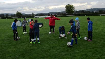 Bild: bra
Bild (bra)
Die Einweisung der Nachwuchskicker durch Trainer Markus Harant (DFB-Mobil) um anschließend zu zeigen, wie Fußball auf vier Minitore gespielt wird.