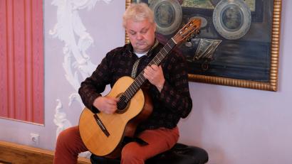 Bild: do
Durchtränkt vom Geist des Flamenco war im Musiksaal des Klosters Speinshart das Gitarrenkonzert von Solist Roger Tristao Adao.