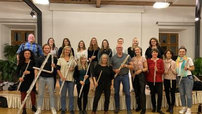 Bild: Lisa Milyukova/exb
Das Querflötenorchester Oberpfalz mit Gründer Steffen Weber (vordere Reihe 5.von rechts) und Dirigent Eduard Ablyakimov-Maier (hintere Reihe, links) ist bereit für seine erste Tournee.