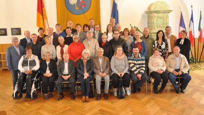 Bild: dob
Ihren Lebens- und Liebesweg feiern 18 Jubelpaare aus der evangelischen Kirchengemeinde. Wegen der laufenden Renovierungsarbeiten in der evangelischen Stadtkirche weichen die Teilnehmer mit Pfarrerin Carmen Riebl (rechts) in den großen Rathaussaal aus.