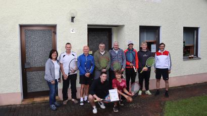 Bild: mrr
Die Siegerteams des Doppelmasters beim TC Rieden mit Michaela Hetzenecker (links) vom TC und Spielleiter Erich Wolf (rechts).