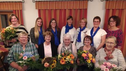 Bild: KDFB Bad Neualbenreuth/exb
Das neue Führungsteam überreichte an die früheren Vorstandsmitglieder Blumen. Sitzend vorne (von links) Heidi Frank, Gertraud Dietl, Thea Ott, Margit Döllinger und Lydia Lippert sowie stehend (von links) Birgit Frank und die Mitglieder des neuen Vorstands – Carina Keil, Birgit Becker, Daniela Ernstberger, Birgit Lippert und Claudia Keil sowie Bezirksvorsitzende Monika Sommer.