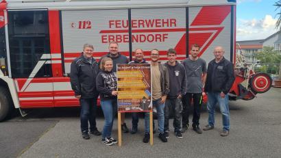 Bild: fks
Seit Wochen wurde das offizielle Kirwaplakat bereits in den sozialen Medien geteilt, jetzt ist es auch auf Plakatständern in Erbendorf zu sehen. Die Organisatoren des TSV, der Feuerwehr und die Jugendbeauftragten freuen sich auf tolle Festtage.