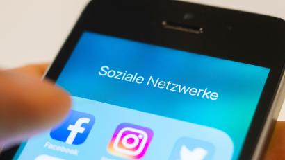 Symbolbild: Robert Günther
Das Scrollen durch Apps wie Facebook und Instagram kann viel zeit in Anspruch nehmen.