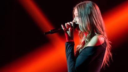 Archivbild: Daniel Bockwoldt
Die Oberpfälzer Sängerin Leony singt bei der Verleihung des Deutschen Radiopreises 2022 auf der Bühne.