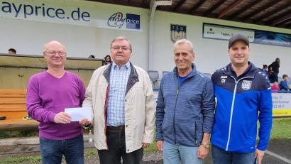 Bild: bk
Bei der Spendenübergabe: (von links) Kassier Hans Beyer junior, Hans Heibl, Georg Schätzler, Vorsitzender des Fördervereins Fußball Weiherhammer, und Fußball-Abteilungsleiter Christian Härtl von der TSG Weiherhammer.