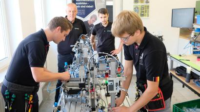 Bild: do
Die deutschen Meister Jonas Fuhrich (links) und Felix Thaller (rechts) vertreten als Team Germany die bundesdeutschen Farben bei den WorldSkills der Berufe in Stuttgart. Den letzten Schliff holen sich die Rogers-Buben unter Anleitung von Ausbildungsleiter Johannes Beierl und Trainer Johannes Strößner im Ausbildungszentrum von Rogers in Eschenbach.