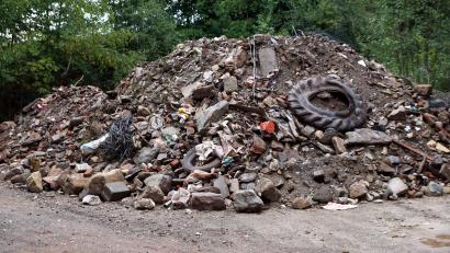 Bild: bkr
Ein großer Haufen Bauschutt mit Altreifen, Plastik und sonstigen diversen Materials blieb nach dem Aussieben der 1000 Kubikmeter Erdreich aus der Sandelgasse übrig