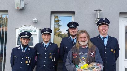 Bild: FFW Hermannsreuth/exb
Eine Abordnung der Feuerwehr Hermannsreuth gratulierte Reinhard Zant (vorne) zum 70. Geburtstag.