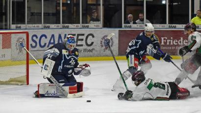 Bild: Gebert
Die Blue Devils bestreiten am Sonntag ihr letztes Vorbereitungsspiel vor dem Saisonstart in der Oberliga Süd. Die Weidener sind bei Ligakonkurrent Deggendorfer SC zu Gast. Das Bild zeigt eine Szene vor dem Kasten von Devils-Goalie Marco Wölfl im Testspiel gegen die Starbulls Rosenheim (0:2).