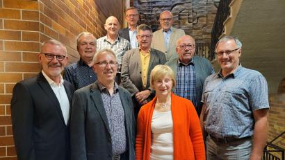 Bild: Werner Hahn/exb
Nur geringe Veränderungen ergab die Neuwahl bei der Kolpingsfamilie Waldsassen. Vorne (jeweils von links) Präses Pfarrer Dr. Thomas Vogl, Werner Hahn mit der neuen Stellvertreterin Ingeborg Kausler und Helmut Heindl. In der Mitte Manfred Schwägerl, Werner Keisinger, Werner Köstler. Hinten Werner Koch, Ferdinand Sperber, Reinhard Lindner.