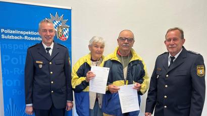 Bild: Polizei/exb
Bei der Ehrung in der Sulzbach-Rosenberger Polizeiinspektion: Von links Kriminalhauptkommissar Norbert Groß, Brigitte Schoberl, Dieter Schoberl sowie Erster Polizeihauptkommissar Michael Kernebeck.