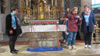 Bild: jzk
Mit meinem eigenen Gedanken und Ideen möchte ich mich die Klassengemeinschaft einbringen“, nahm sich eine Schülerin beim ökumenischen Anfangsgottesdienst der Grund- und Mittelschule vor.