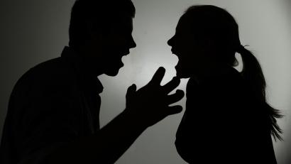 Symbolbild: Jan-Philipp Strobel
Ein als Silhouette abgebildeter Mann und eine Frau schreien sich an.